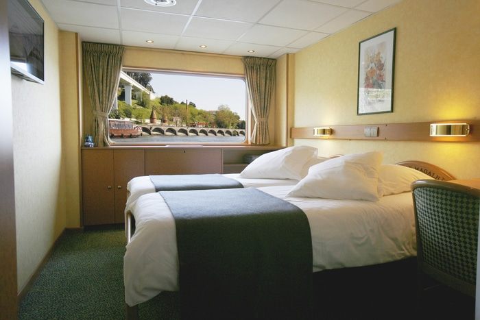 Middle Deck 2 Adjustable Twin Beds - Cat. B